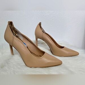Gianni Bini Sissontwo Spanish Sand Women's Pump w/gold Ankle chain.